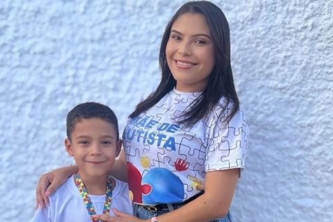 Mãe de menino autista no Sul do Piauí viraliza com campanha de conscientização nas redes sociais