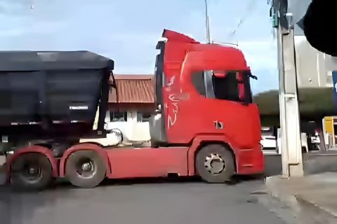 Morador de Paulistana-PI denuncia transtornos no trânsito causados por caminhão estacionado em rua principal